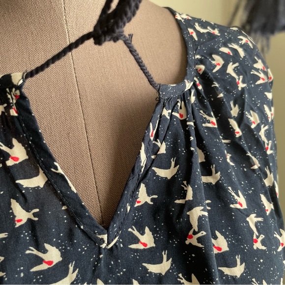 Max jeans hi-low cold shoulder top. Size small - Picture 6 of 8